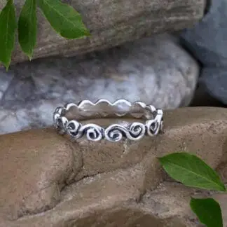 Sterling Silver Ocean Waves Beach Ring showing connecting esses that look a bit like waves in a narrow band