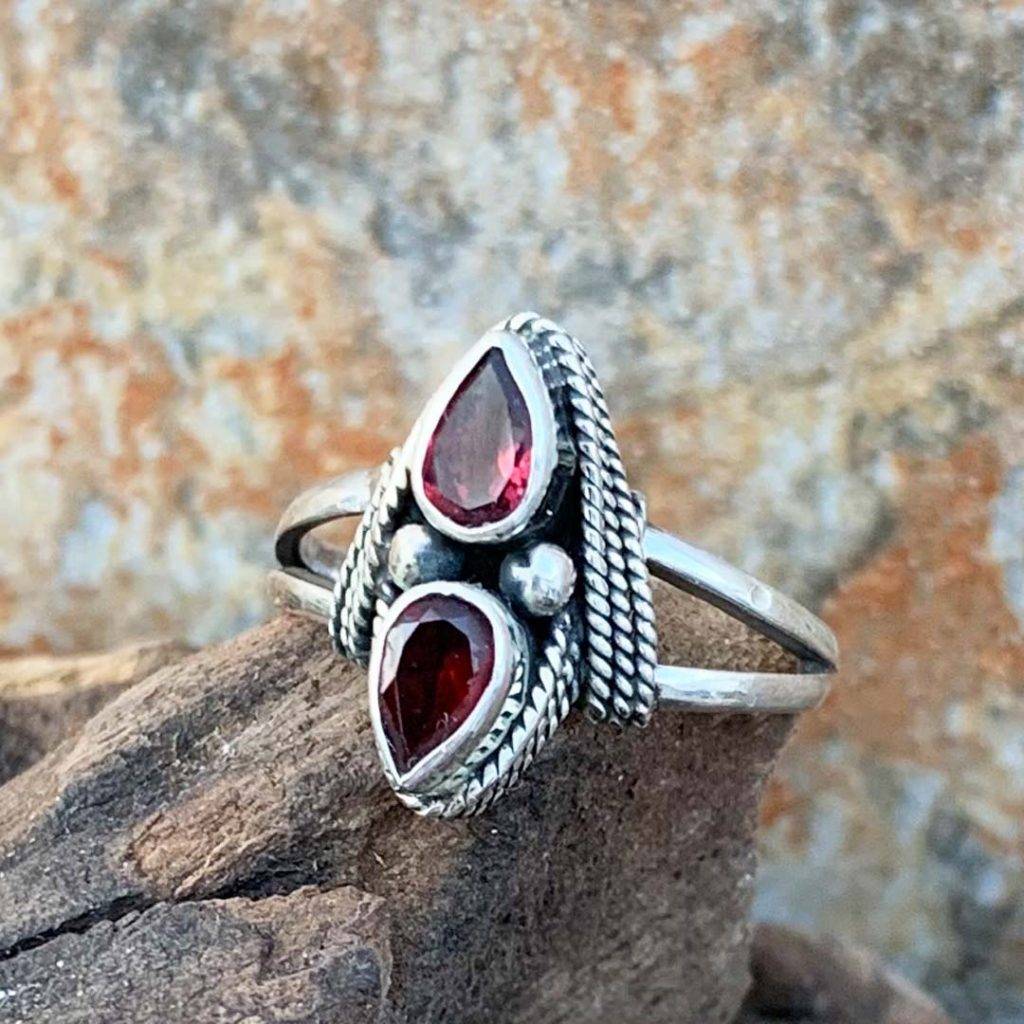 Stunning 925 Sterling Silver Moonstone hot Garnet Ring