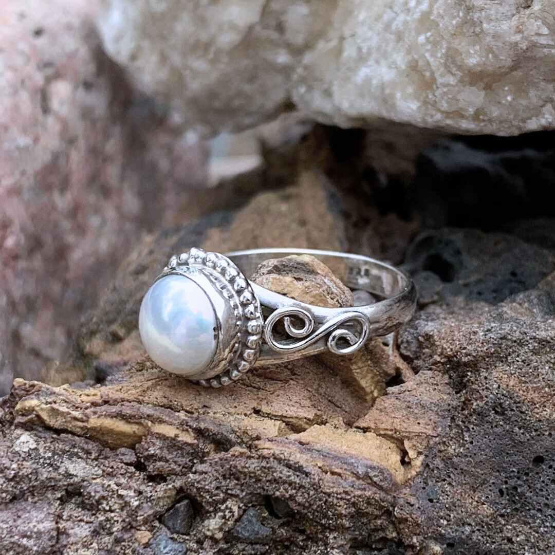 Sterling Silver Freshwater Pearl Circle Frame Ring