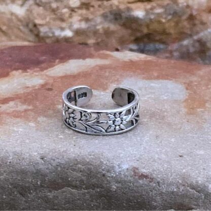 an image of an adjustable Sterling Silver Filigree Toe Ring with Flowers and Leaves