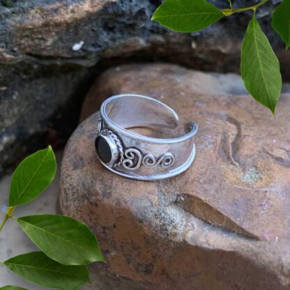 an image of a side view of a Sterling Silver Bali Toe Ring with a round black agate gemstone in the center